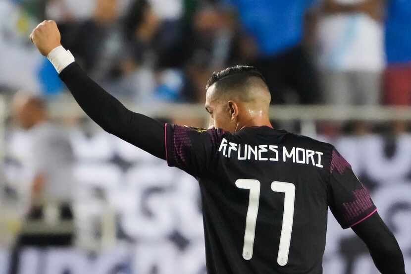 El delantero  de la selección mexicana, Rogelio Funes Mori, celebra tras anotar un gol ante...