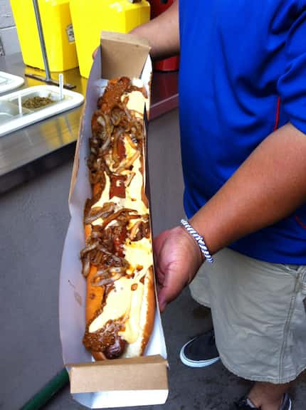 El  Boomstick que se vende en los juegos de los Texas Rangers mide 24 pulgadas y puede...