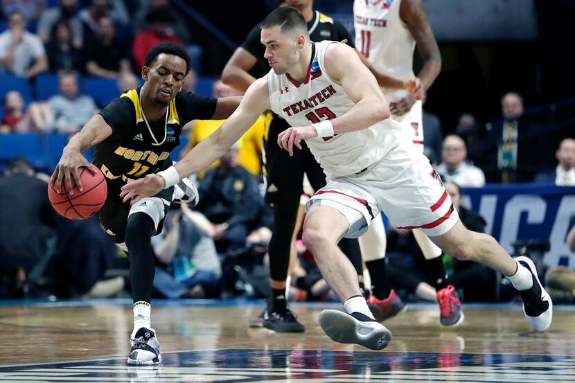 Northern Kentucky's Jalen Tate (11) and Texas Tech's Matt Mooney chase a loose ball during...