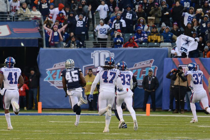 Dallas Cowboys' Rod Smith (45) outruns the New York Giants defense for a touchdown in the...