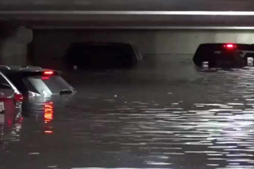 Captura de imagen con la inundación en el primer nivel del estacionamiento del aeropuerto de...