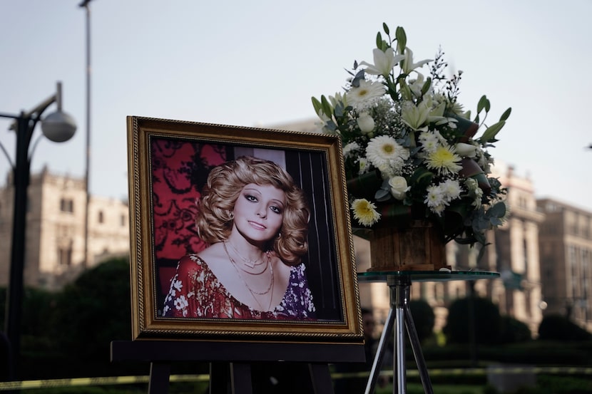 Un retrato de la actriz mexicana Silvia Pinal se exhibe para su funeral en el Palacio de...