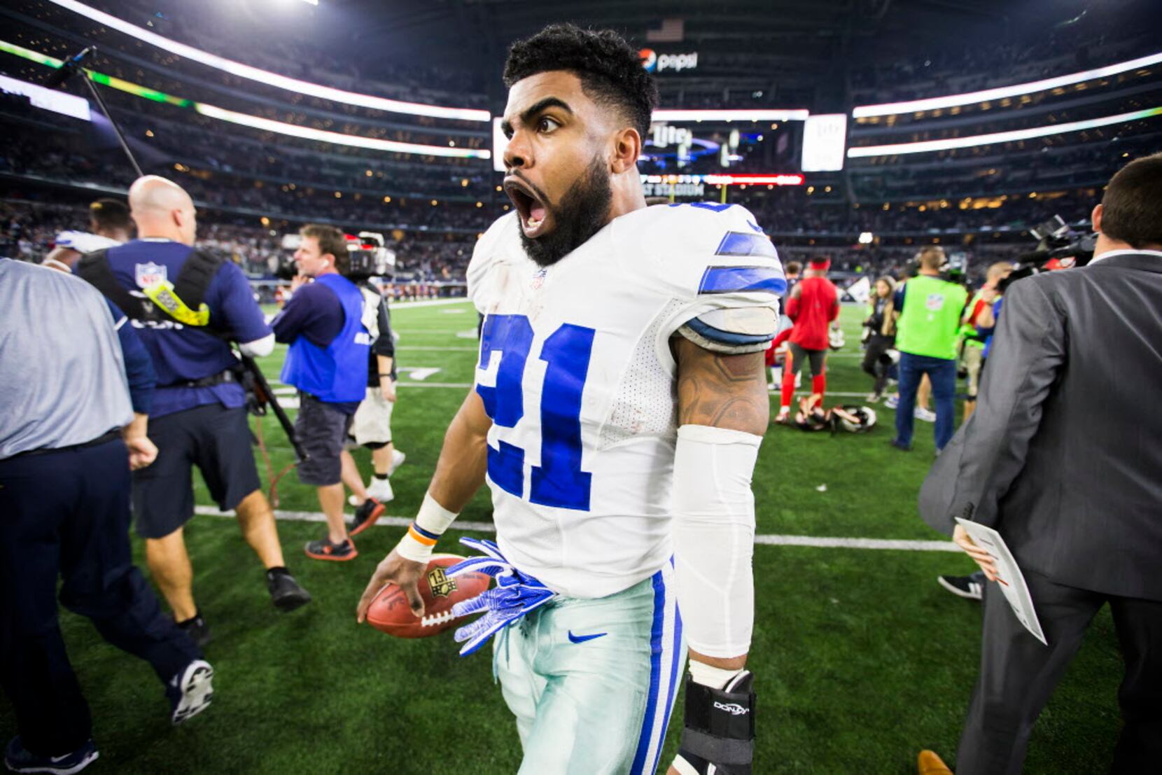 Dallas Cowboys running back Ezekiel Elliott (21) gestures first down after  carrying the ball against the Tampa Bay Buccaneers during an NFL football  game, Sunday, Dec. 18, 2016, in Arlington, Texas. (AP