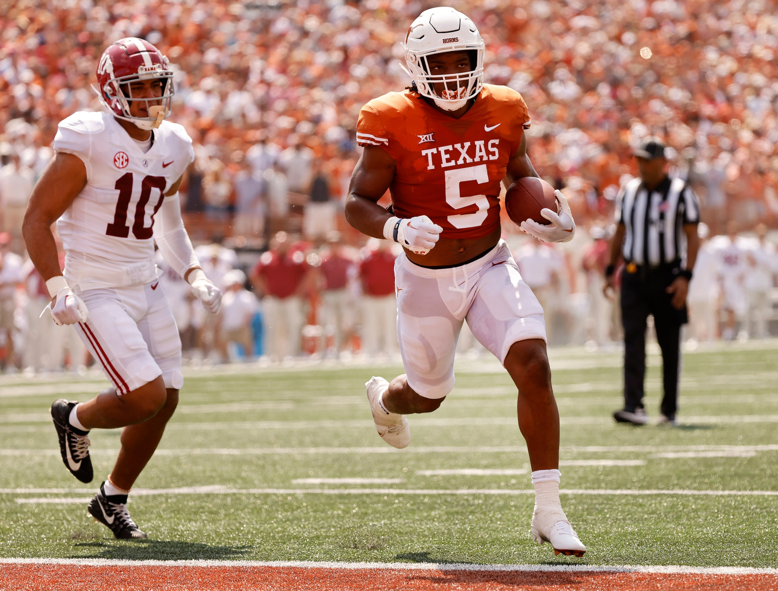 Texas Longhorns running back Bijan Robinson (5) runs in a short touchdown against Alabama...