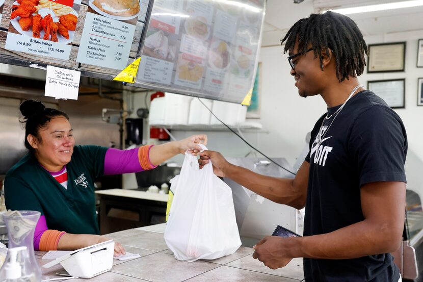 El 15 de febrero, Edith Quevedo entrega una orden de comida a Jamari Cummings en la Taquería...