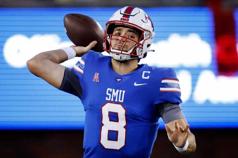 Southern Methodist Mustangs quarterback Tanner Mordecai (8) throws a first quarter pass to...