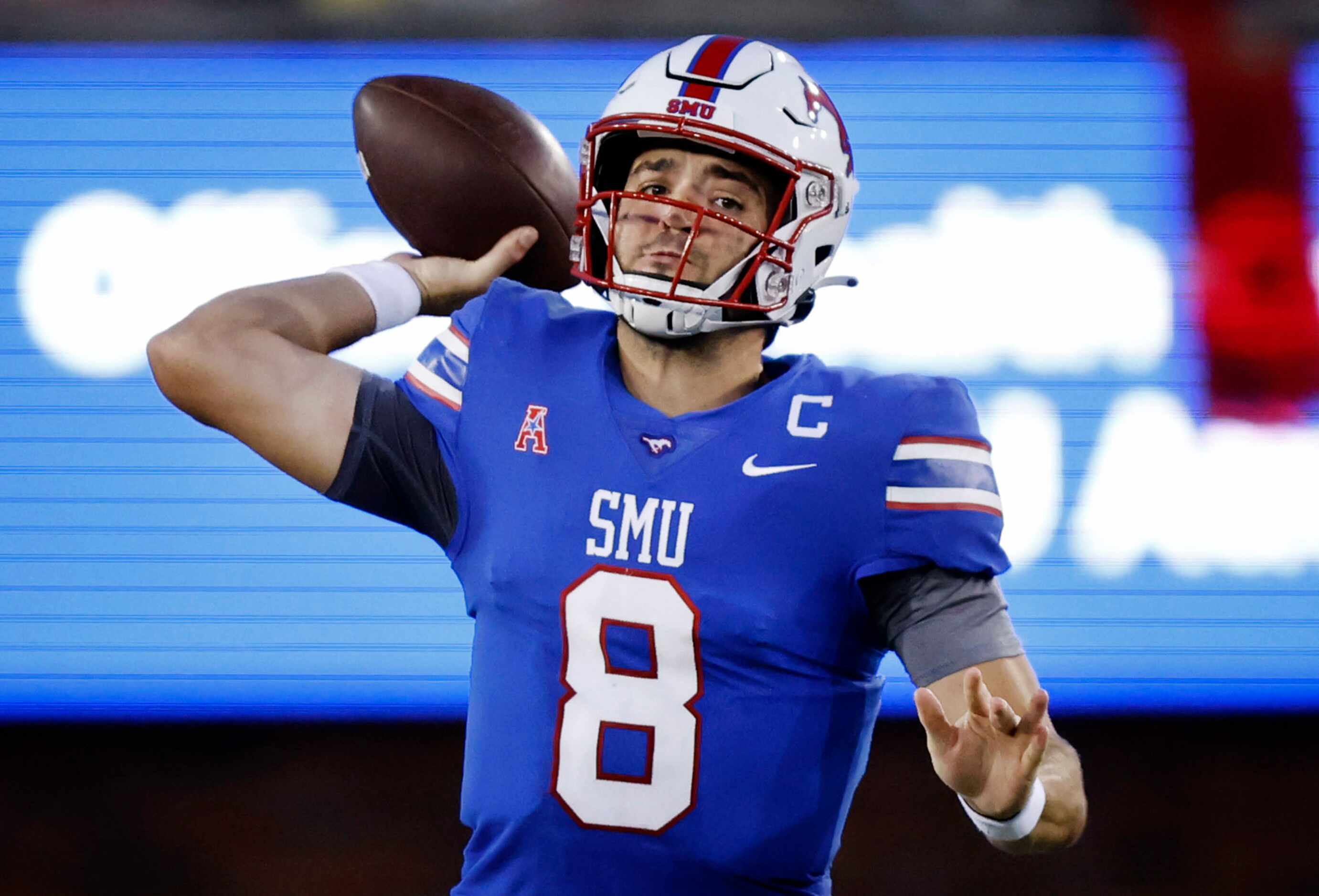 Southern Methodist Mustangs quarterback Tanner Mordecai (8) throws a first quarter pass to...