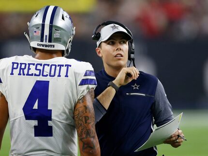 El coordinador ofensivo de los Cowboys, Kellen Moore, plática con el mariscal Dak Prescott.