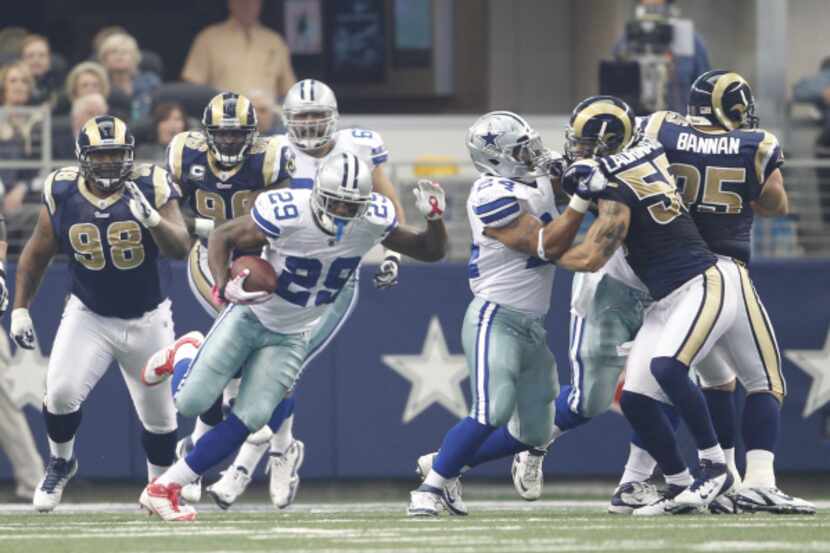 Dallas Cowboys running back DeMarco Murray (29) breaks through the line en route to a long...