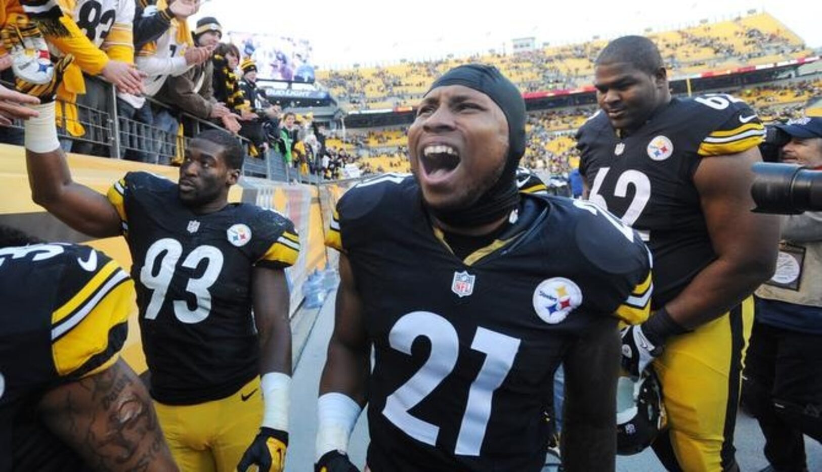 El safety de los Steelers Robert Golden (21) celebra la victoria sobre los Chiefs el domingo...