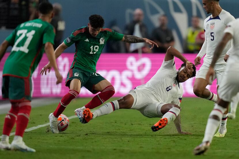 Jorge Sanchez of Mexico, left, and Weston McKennie of the United States battle for the ball...