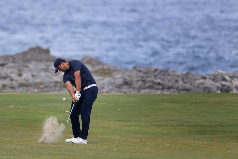 Tony Romo jugando golf en Punta Cana, República Dominicana.(GETT IMAGES)
