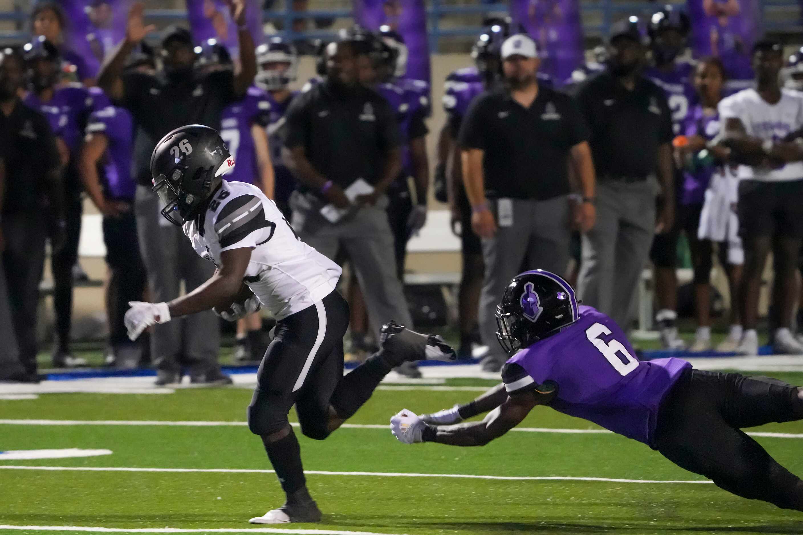 Mansfield Timberview’s DJ Hill (26) gets past Waco University defensive back Larry Brown (6)...