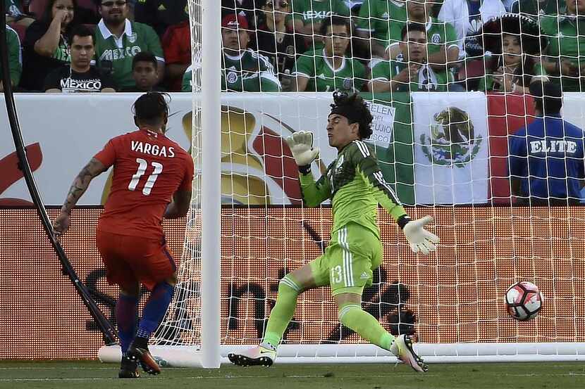 Eduardo Vargas anotó 4 veces para la goleada a México. Fotos GETTY IMAGES
