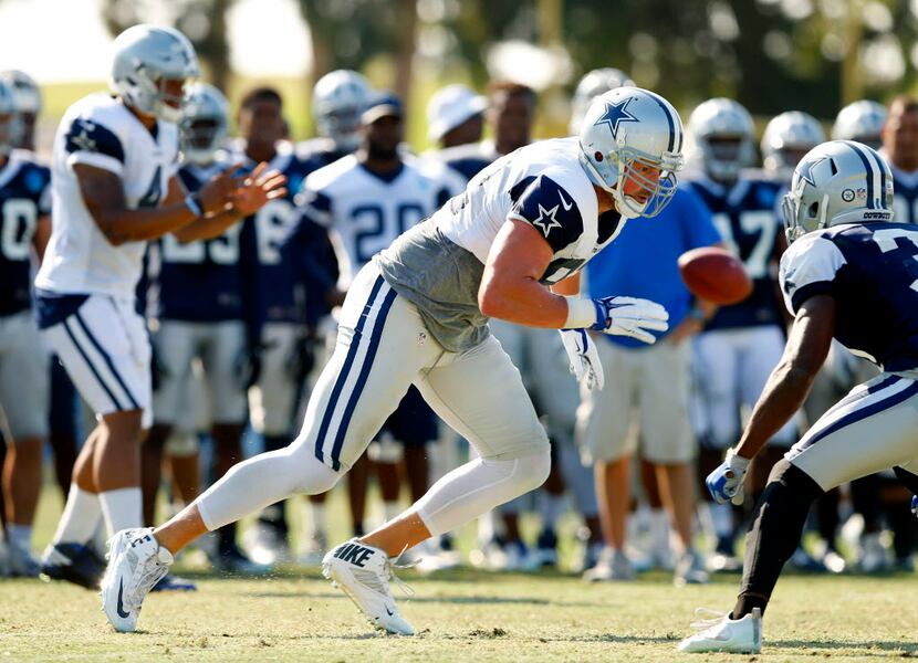 Dallas Cowboys tight end Jason Witten (82) bolts from his stance as the ball is hiked to...