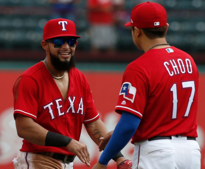 Rougned Odor celebra con Shin-Soo Choo (17) la victoria de los Rangers sobre Angels el...