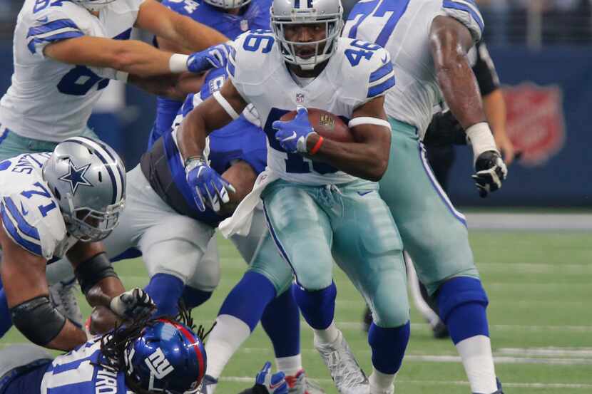 Dallas Cowboys running back Alfred Morris (46) picks up a first down in the second quarter...