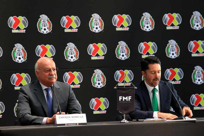 Yon de Luisa (der.), presidente de la Federación Mexicana de Futbol, y Enrique Bonilla...