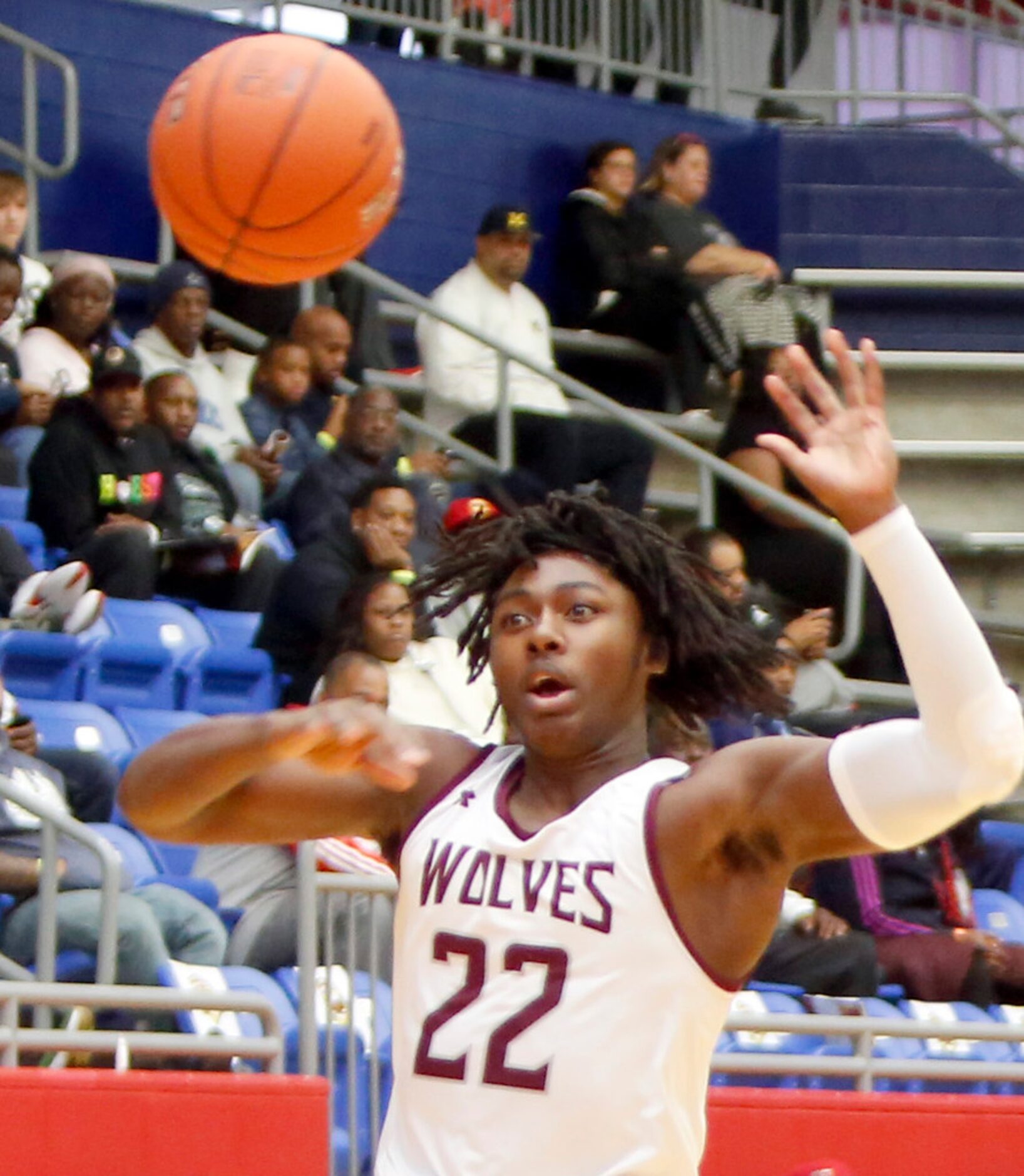 Mansfield Timberview senior Dwayne Russell (22) reaches for a tall pass during first half...