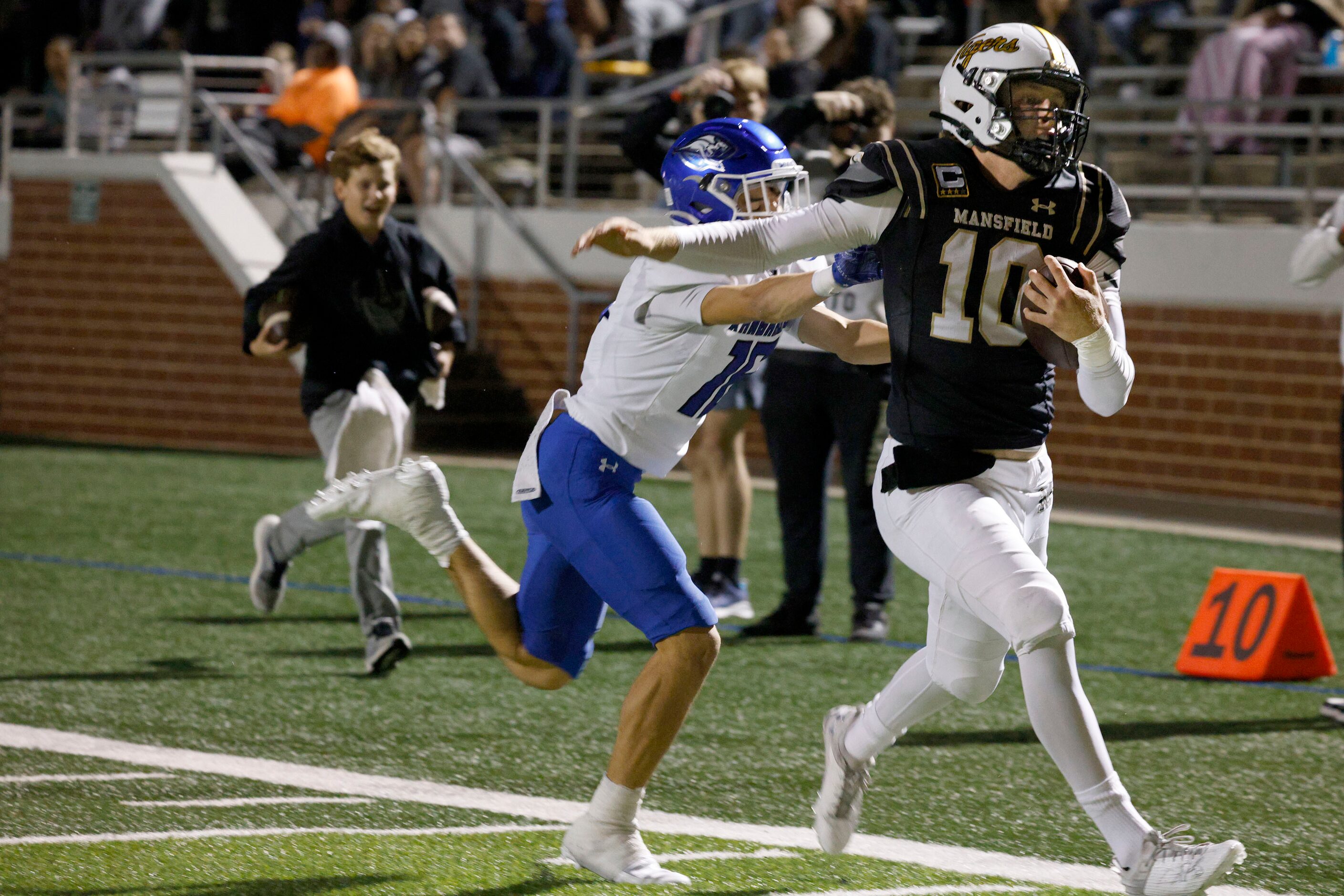 Mansfield's Braxton Van Cleave (10) runs into the end zone for a touchdown as Weatherford's...