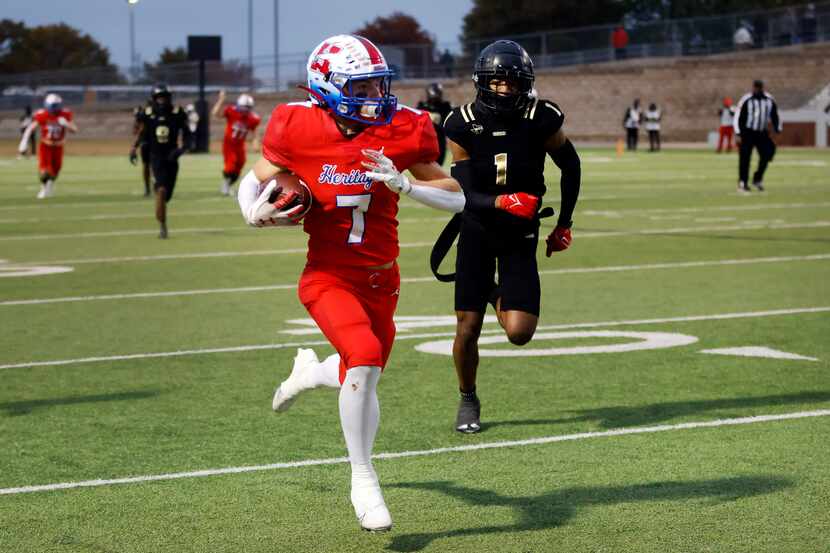 Midlothian Heritage wide receiver Stetson Sarratt (7) races down the field for a long catch...
