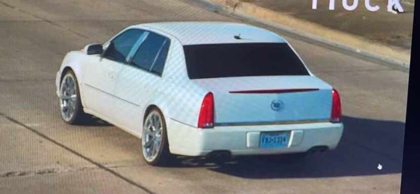 Cadillac blanco con placas FXJ-1334.