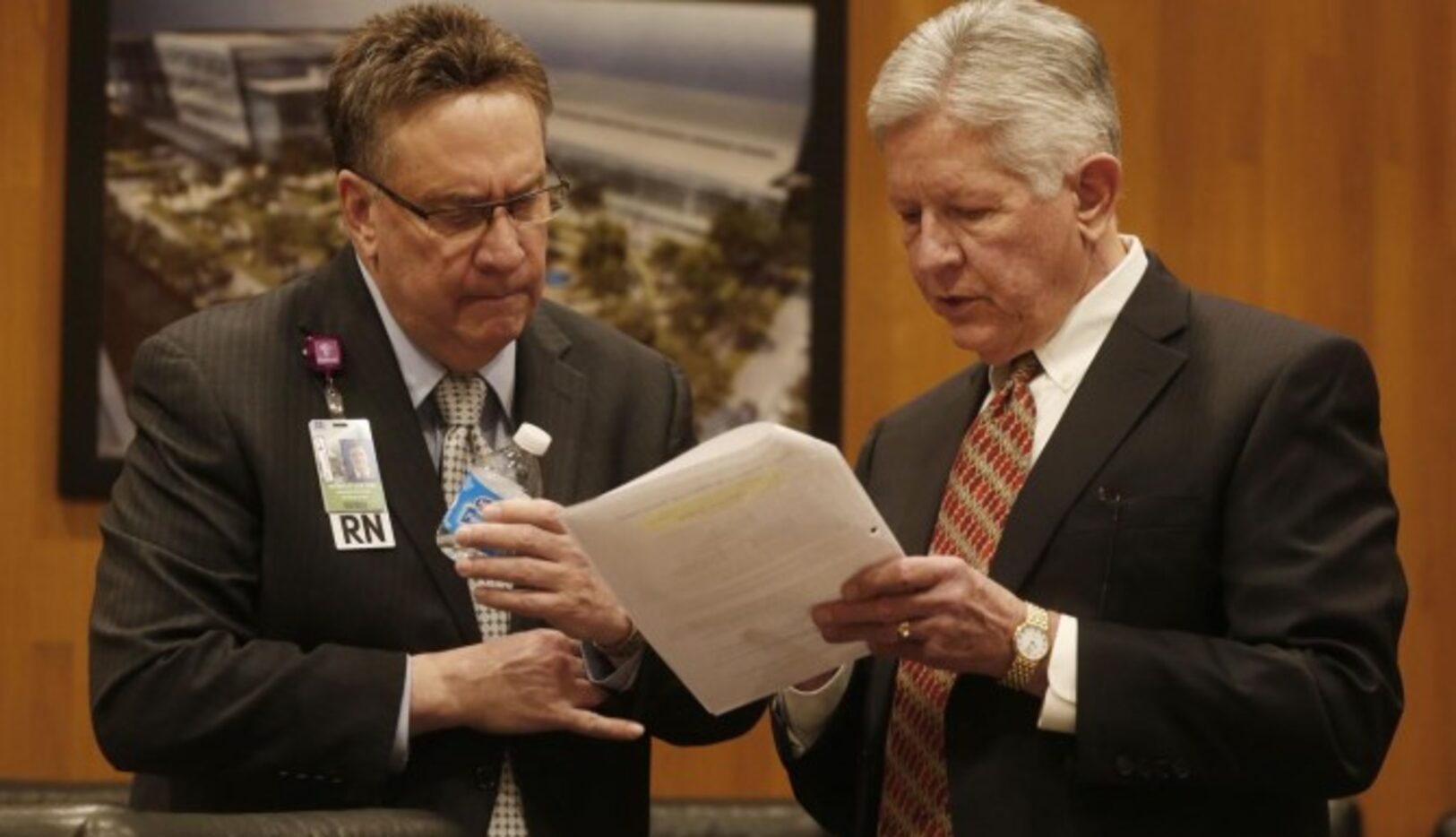 Ron Laxton (izq.) y Jerry Bryant, discuten un proyecto durante una reunión de la mesa...