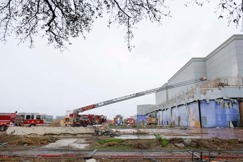 Dallas Fire-Rescue en la escena de un incendio el jueves 16 de marzo en el Valley View Mall...