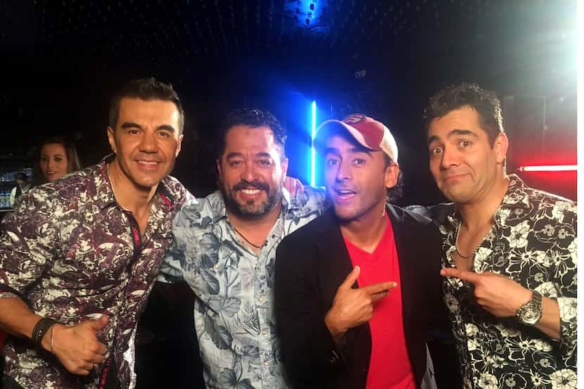 Adrián Uribe (izq.) y Omar Chaparro (der.) grabaron en un antro de la Colonia Roma, el clip...