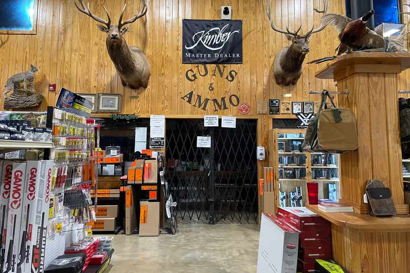 La entrada a la sección de venta de armamento en la tienda Oasis Outback BBQ & Grill.