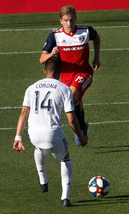 FC Dallas midfielder Paxton Pomykal (19) charges defensively against the offensive pursuit...