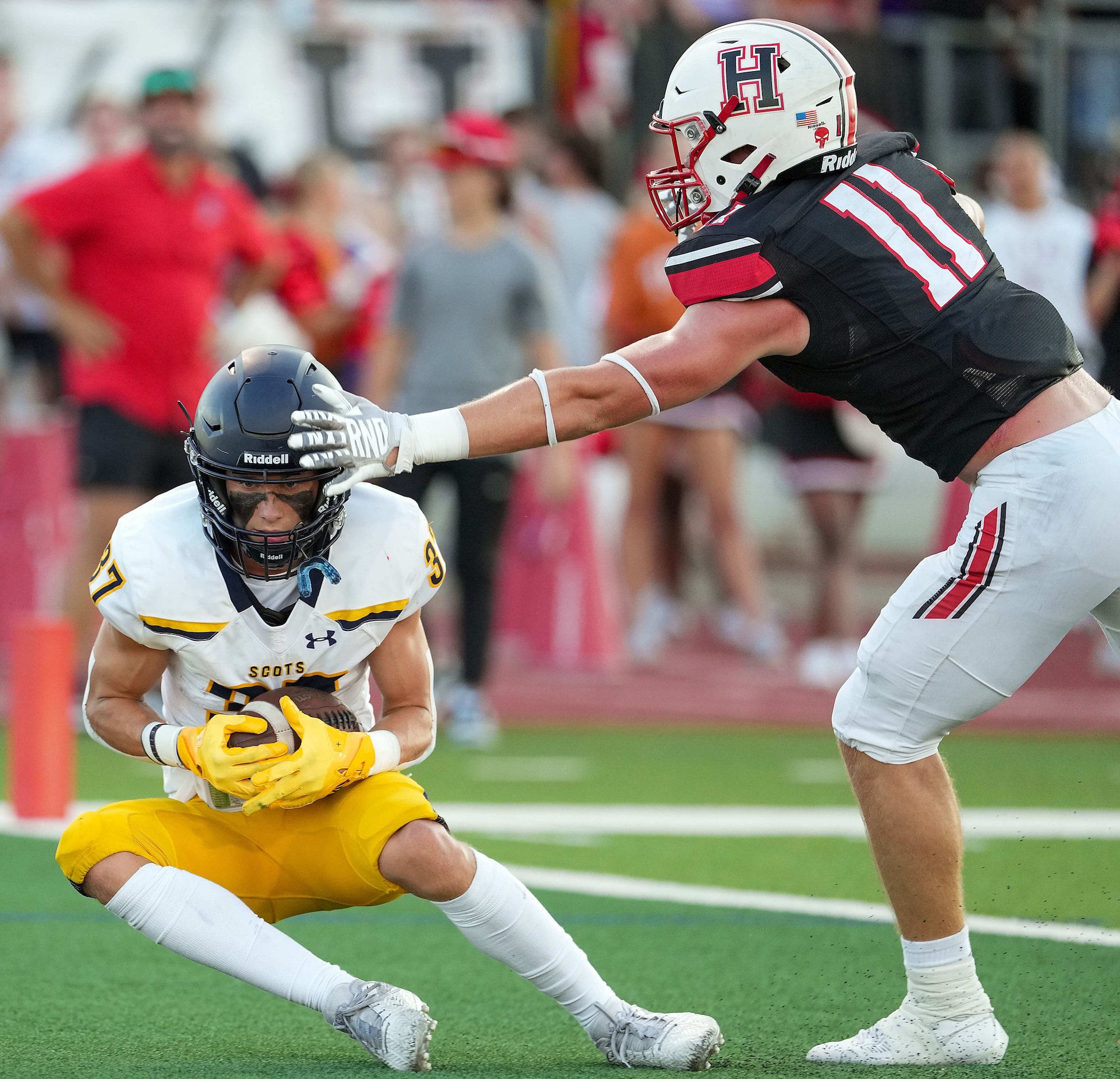 Highland Park wide receiver Cannon Bozman (37) catches a touchdown pass as Rockwall-Heath...