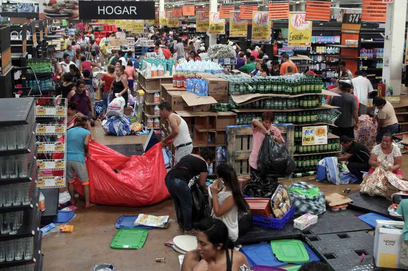 Un super mercado en Veracruz fue saqueado por personas que protestaban por el aumento al...