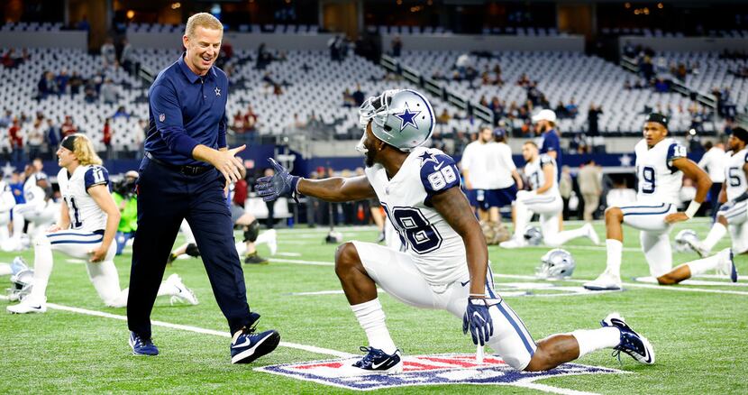 Dallas Cowboys head coach Jason Garrett shakes hands with Dallas Cowboys wide receiver Dez...