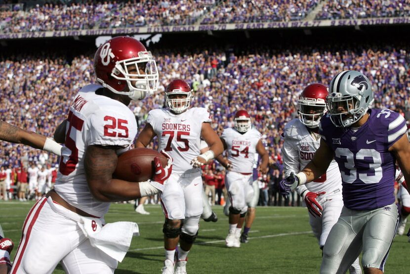 Oct 17, 2015; Manhattan, KS, USA; Oklahoma Sooners running back Joe Mixon (25) scores a...