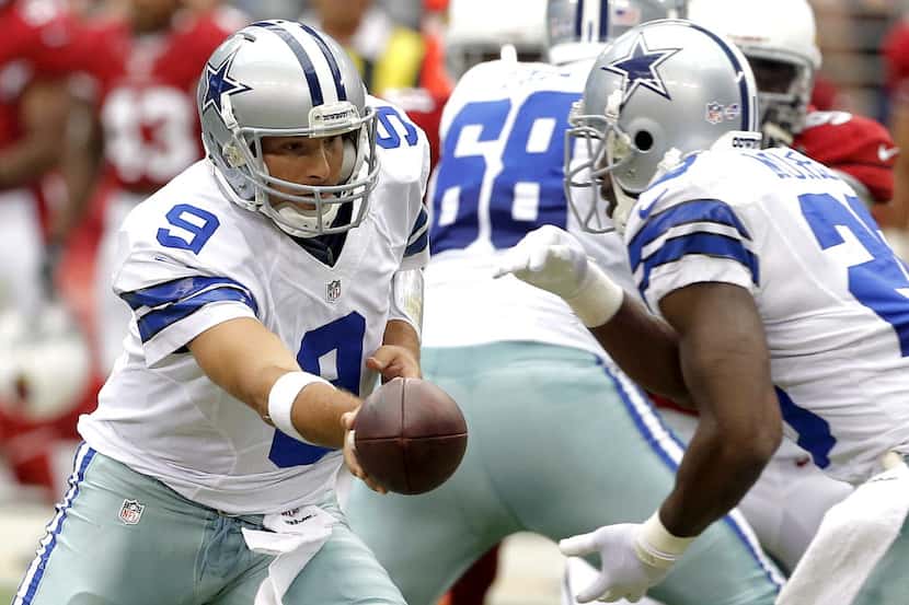 Dallas Cowboys quarterback Tony Romo (9) hands off to DeMarco Murray during the first half...