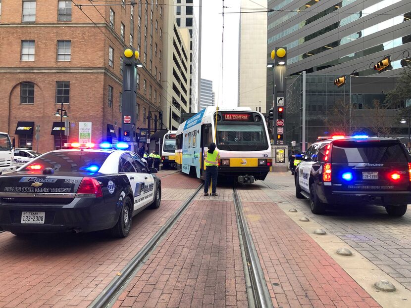 Descarrilamiento de un tren DART en St. Paul Station de Dallas. 