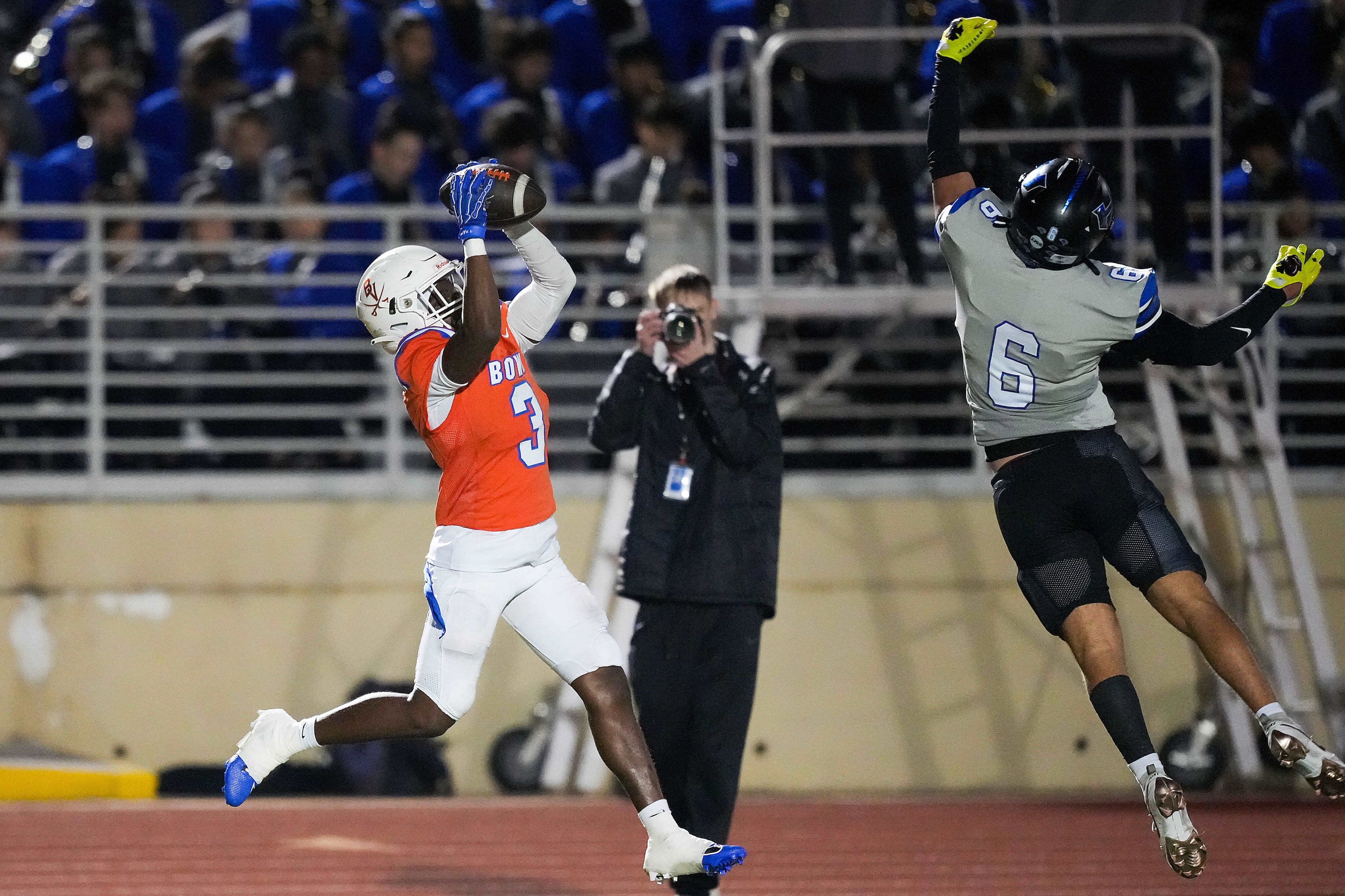 Arlington Bowie wide receiver Antonio Birdow (3) catches a 27-yard touchdown pass as Hebron...