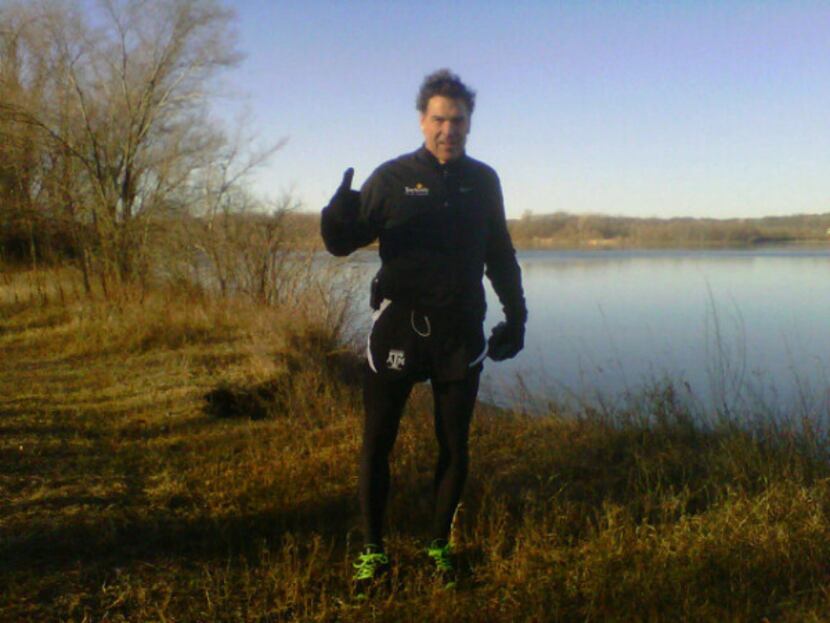 With a photo in jogging gear, Rick Perry used Twitter to announce he’s staying in the race:...