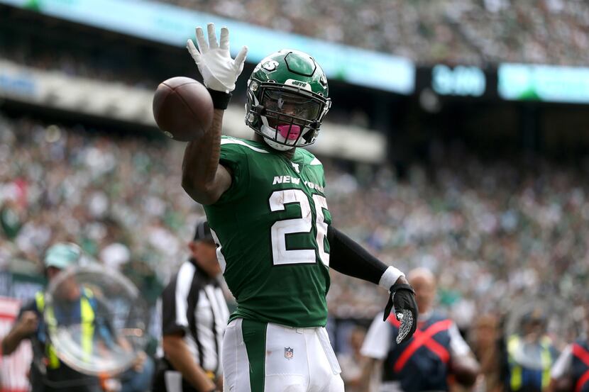 EAST RUTHERFORD, NEW JERSEY - SEPTEMBER 08: Le'Veon Bell #26 of the New York Jets signals...