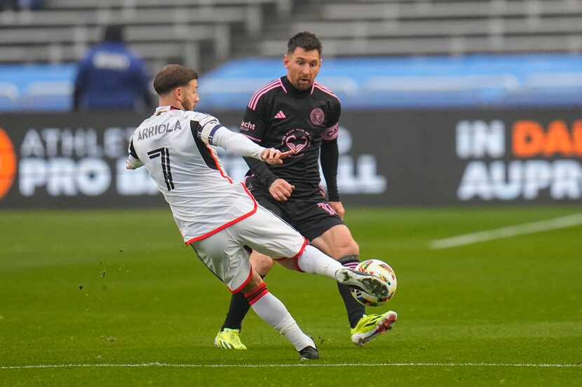 Lionel Messi, del Inter de Miami CF, pelea el balón con el jugador del FC Dallas, Paul...