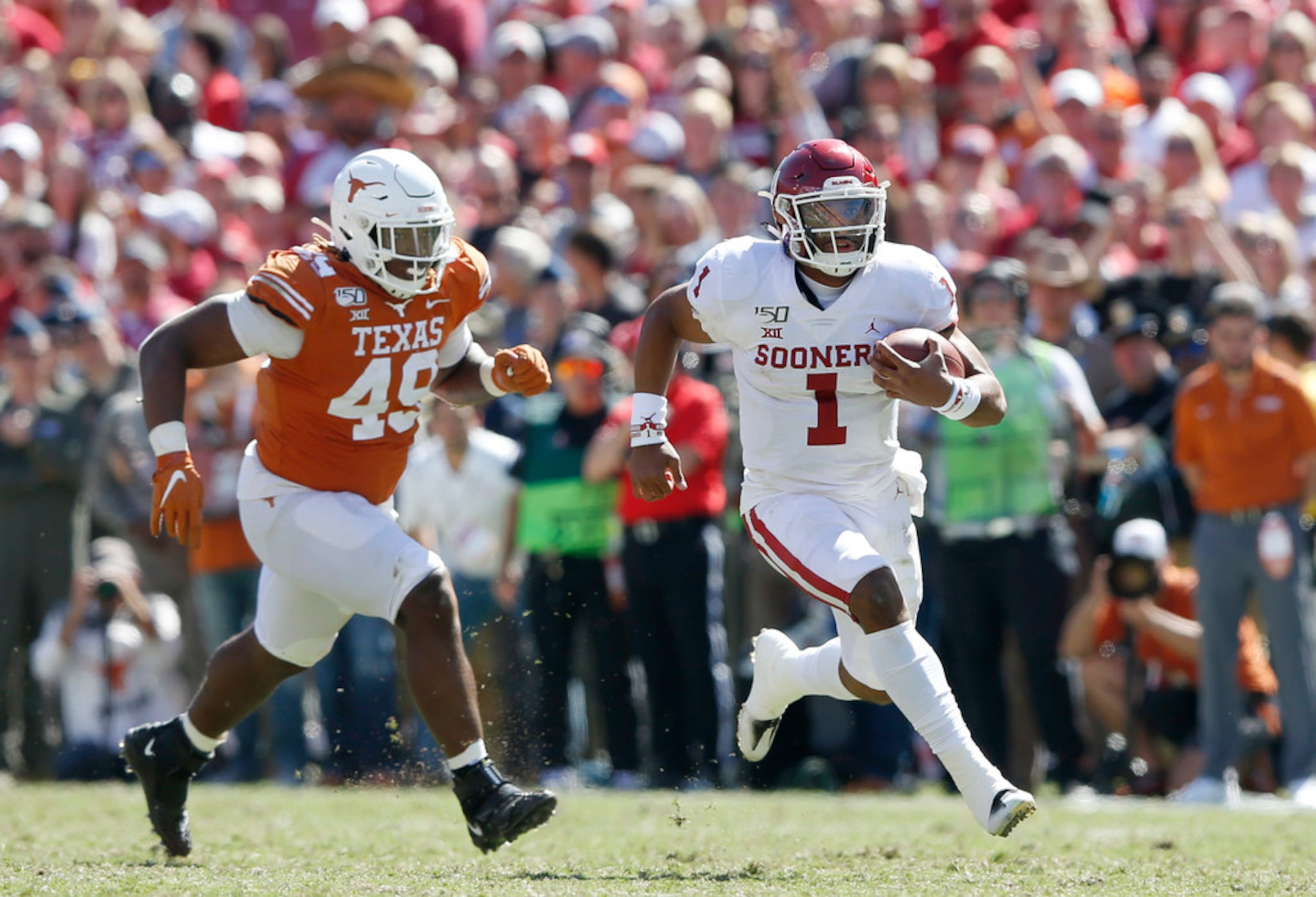 Oklahoma Sooners quarterback Jalen Hurts (1) runs up the field as Texas Longhorns defensive...