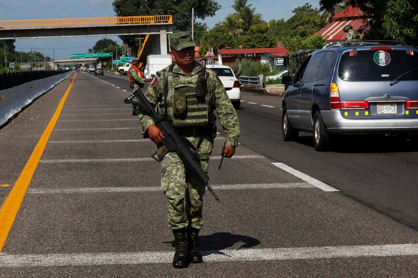 Un soldado mexicano patrulla un sector de la carretera cerca de Tapachula, Chiapas, en donde...