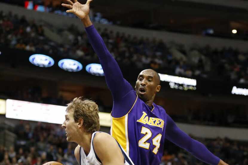 Dallas Mavericks forward Dirk Nowitzki (41) passes by Los Angeles Lakers forward Kobe Bryant...