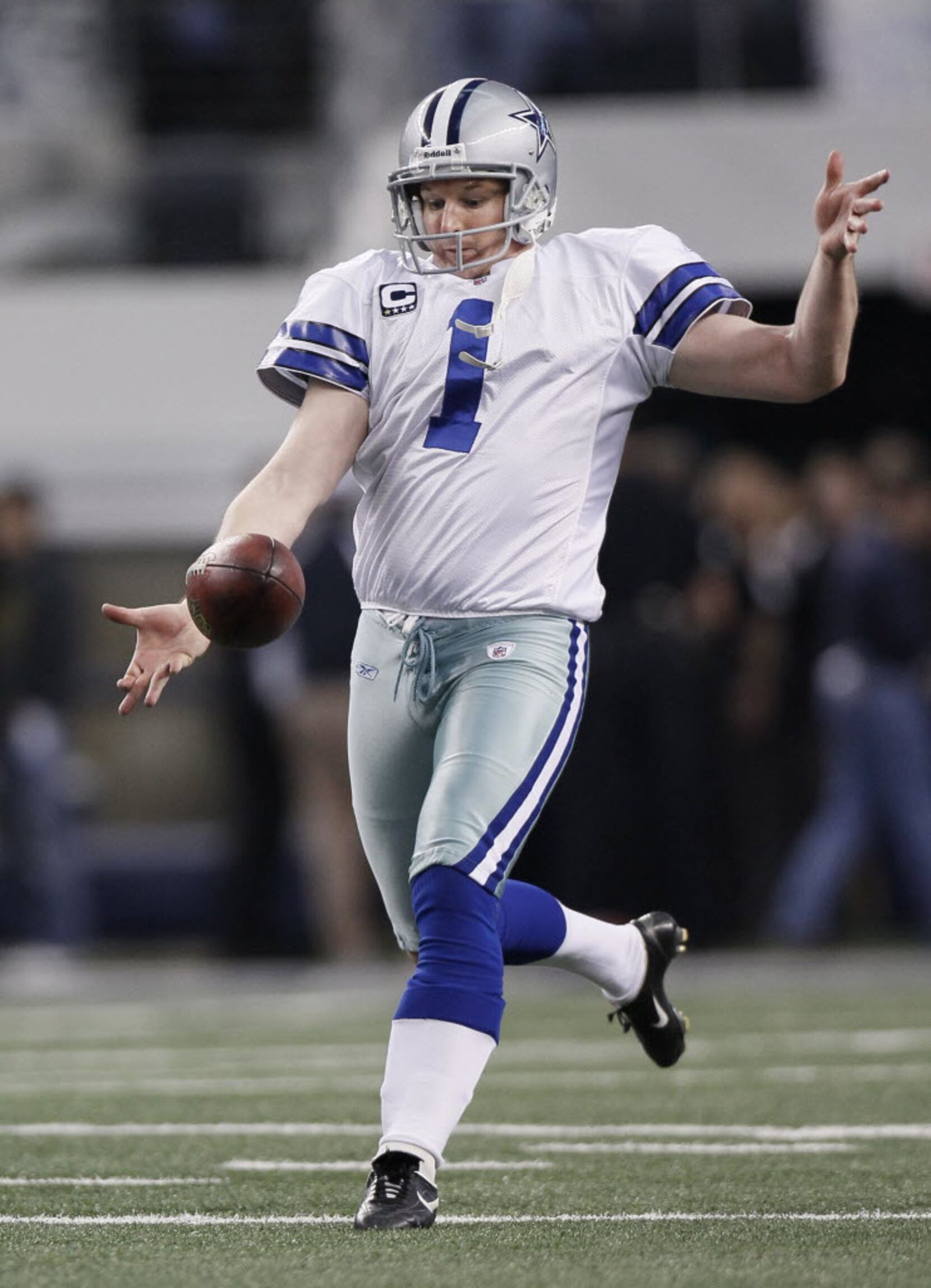 Dallas Cowboys punter Mat McBriar place holds before playing the San Diego  Chargers in their NFL preseason football game Saturday, Aug. 21, 2010, in  San Diego. (AP Photo/Gregory Bull Stock Photo - Alamy