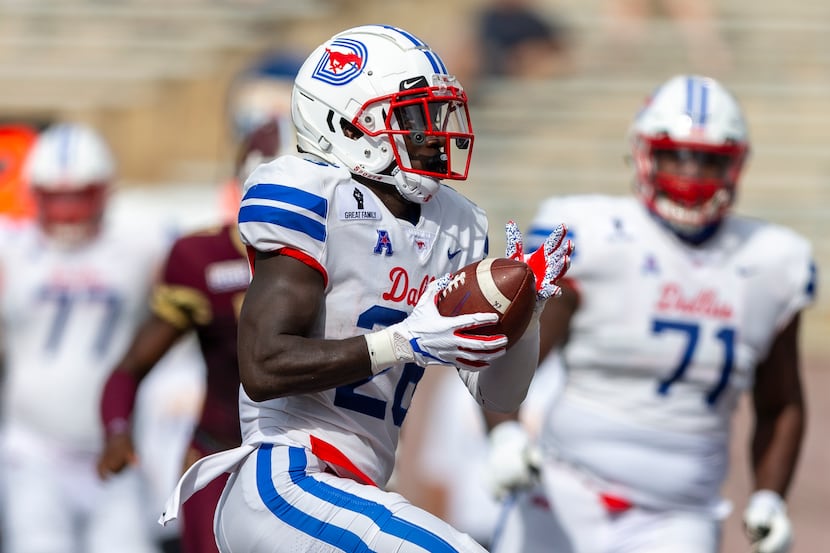 Southern Methodist running back Ulysses Bentley IV (26) scores a touchdown against Texas...