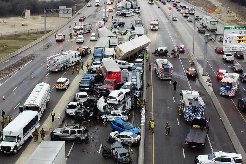 Este accidente múltiple ocurrió en la I-35W en Fort Worth. Al parecer, más de 100 vehículos...