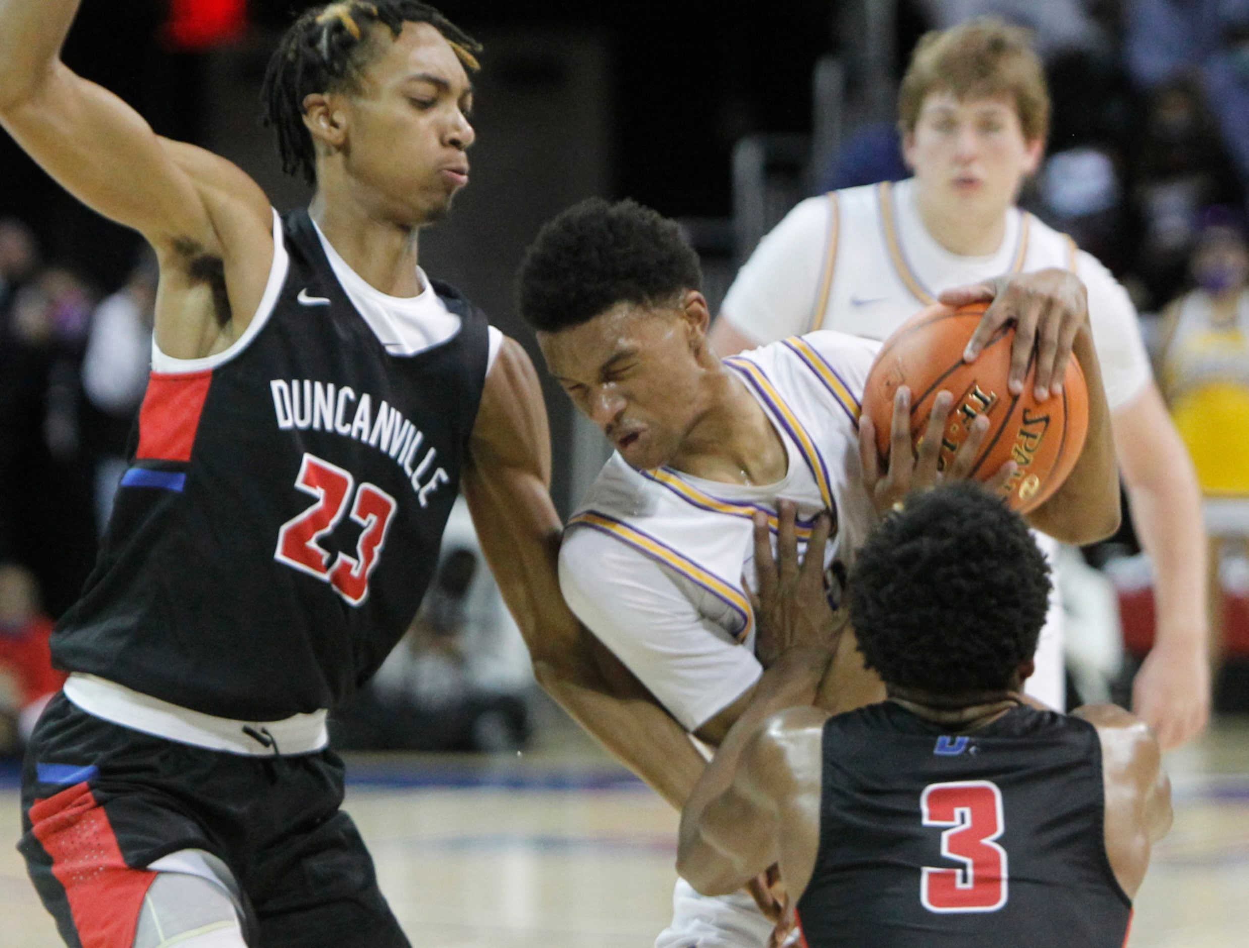 Richardson guard Rylen Griffen (3) winces as he runs into heavy traffic as he drives the...