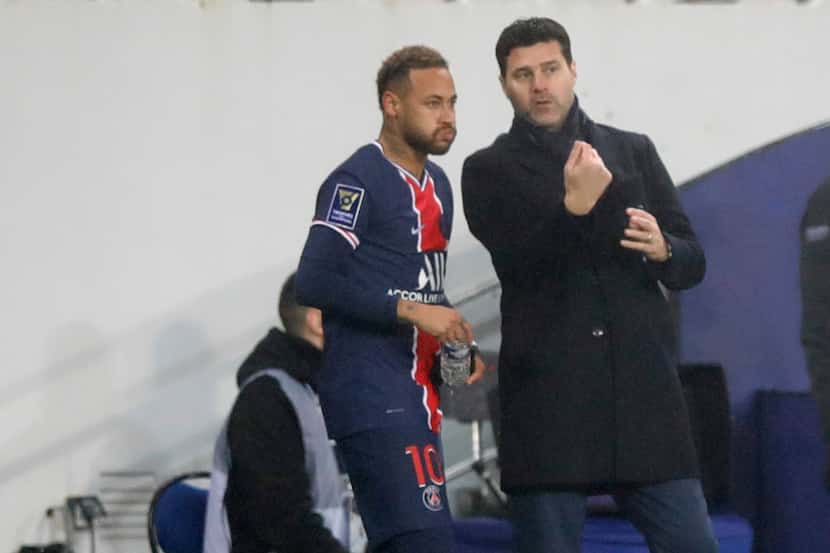 El técnico del PSG, Mauricio Pochettino (der), da instrucciones a Neymar en el partido...