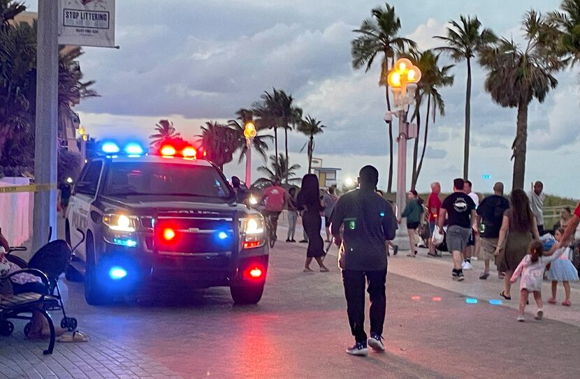 Policías atienden reportes de disparos cerca del malecón de Hollywood Beach en Hollywood,...